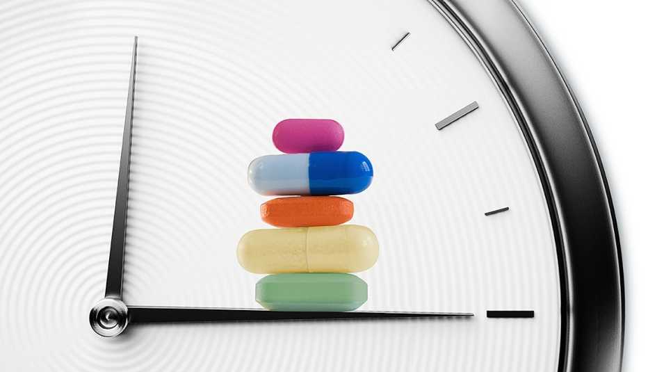 Reloj de fondo y pastillas sobre el minutero