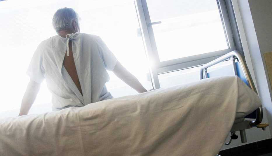 Hombre en una camilla, listo para un examen médico - Cáncer de colon