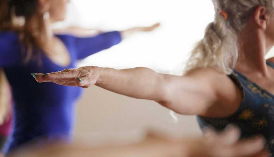 Mujeres en una clase de gimnasia - Poca tolerancia al ejercicio - Síntomas de la falta de carbohidratos en la dieta  