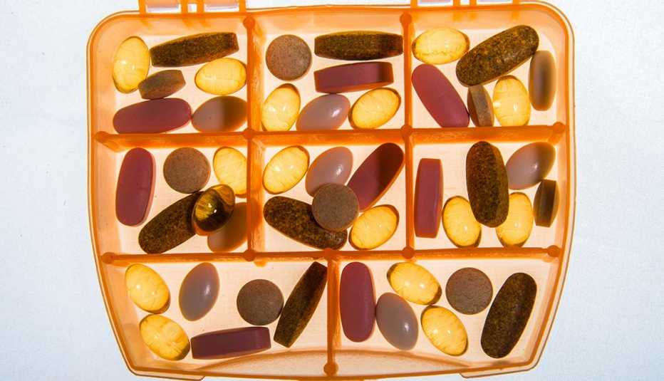 Pastillero con cápsulas de vitaminas - Síntomas de la falta de carbohidratos en la dieta