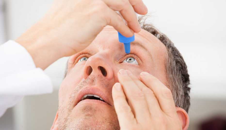Hombre echándose gotas en los ojos - Resequedad en los ojos