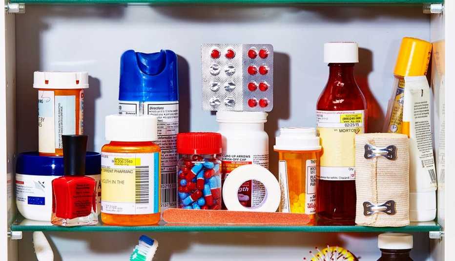 Botiquín lleno de medicamentos