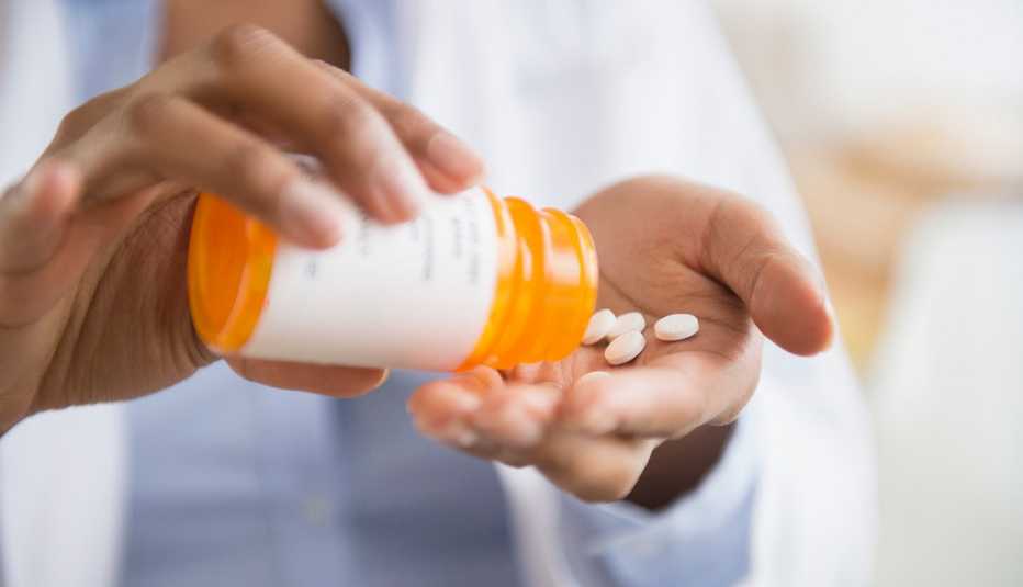 Persona tomando medicamentos - Peligros medicamentos de venta libre