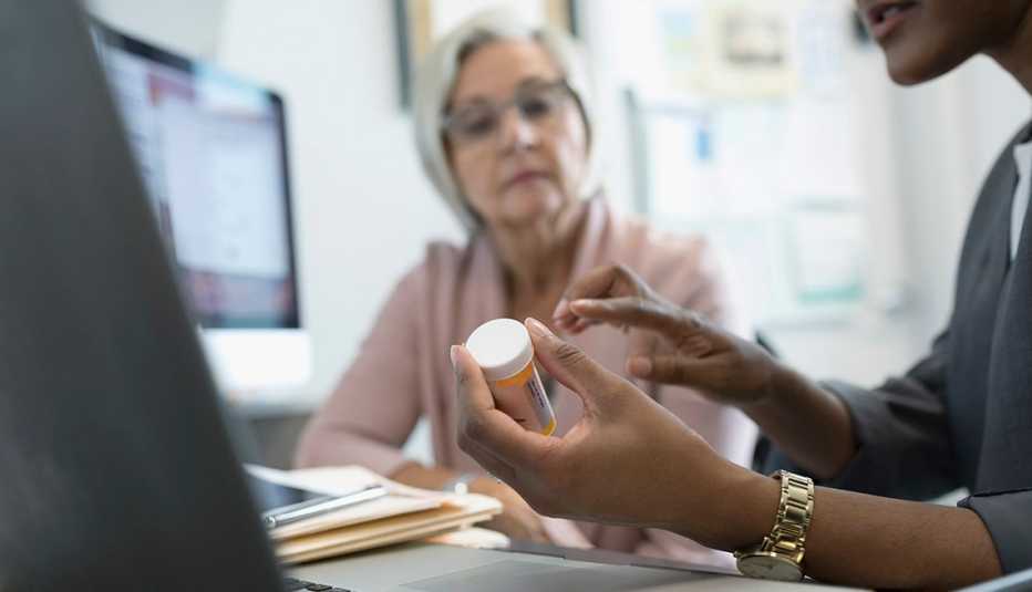 Doctor y paciente conversan sobre un medicamento