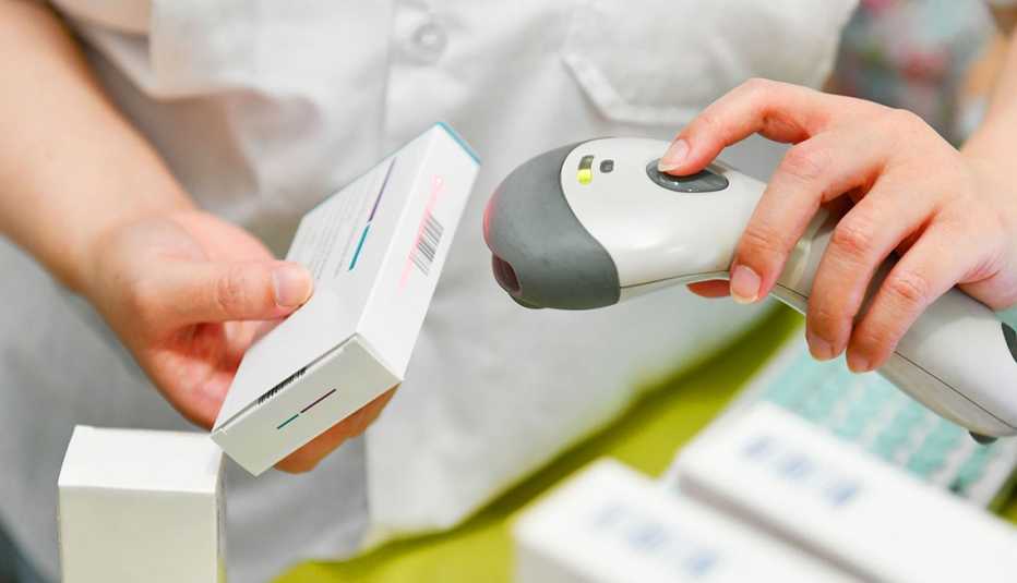 Farmacéutico vendiendo un medicamento