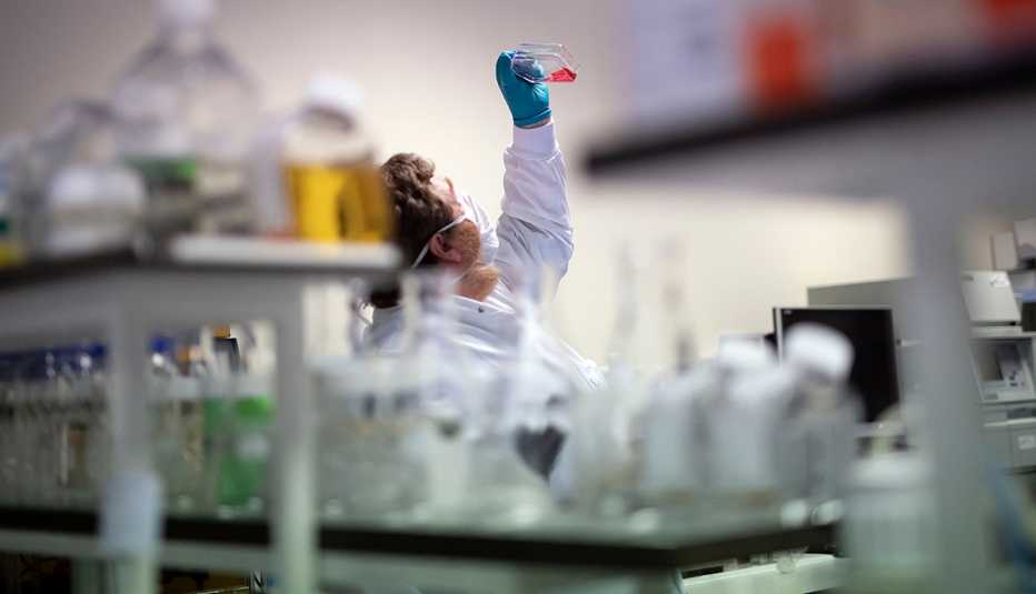 Empleado de un laboratorio intenta encontrar la vacuna contra la COVID