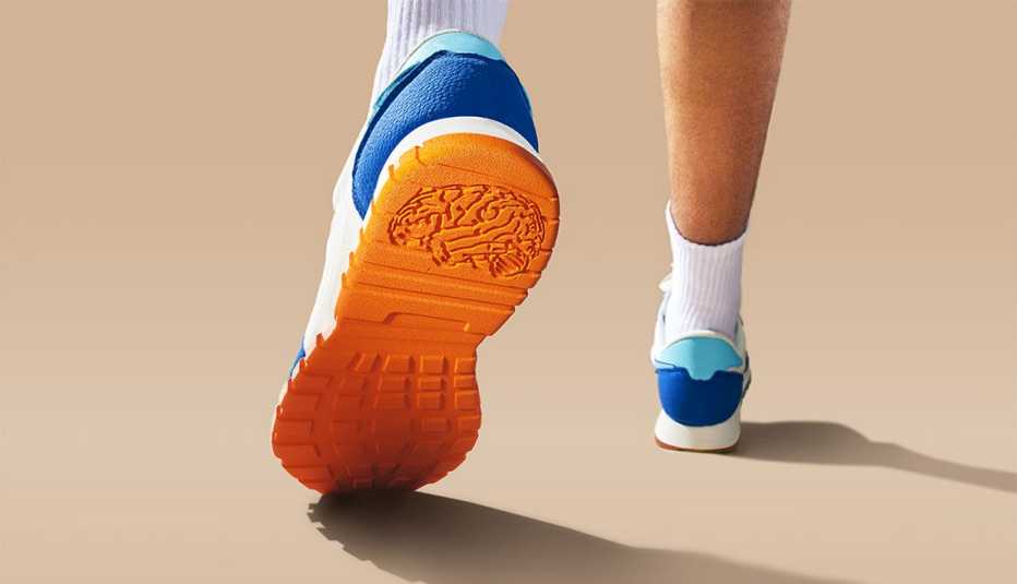 Vista en primer plano de las zapatillas de una persona que camina