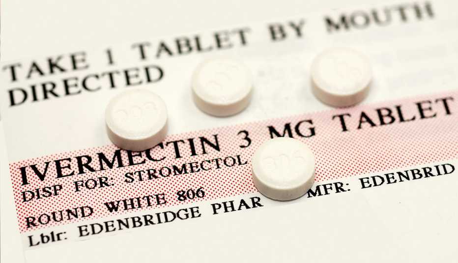 Etiqueta de Ivermectin de 3 mg y varias pastillas sobre la etiqueta