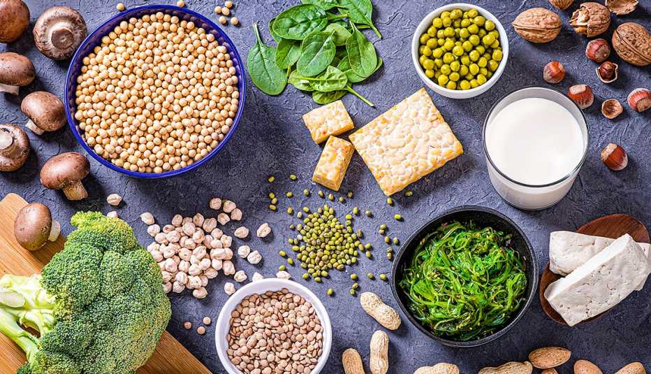 Varios alimentos altos en vitamina B sobre una mesa