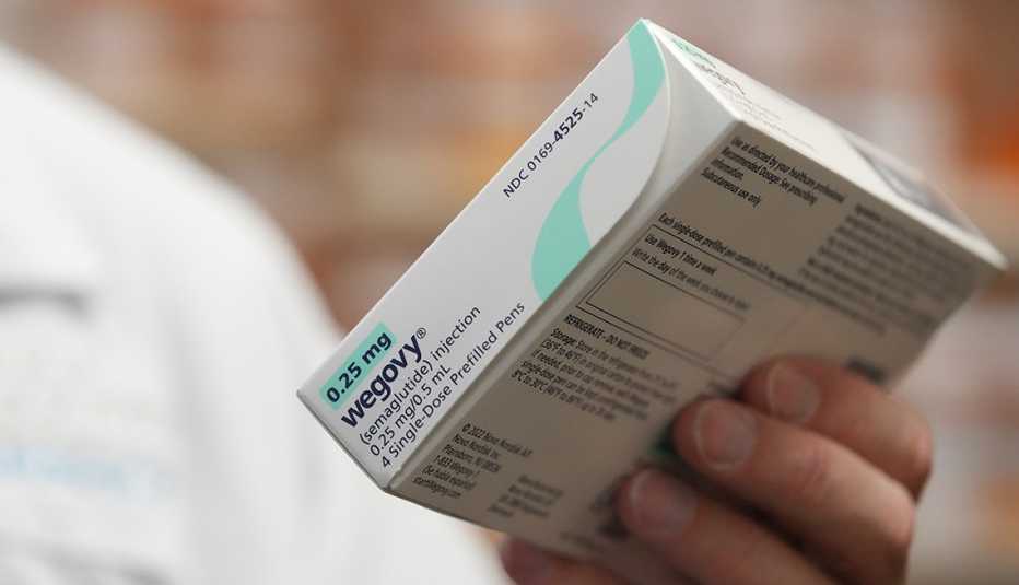 Un farmacéutico sosteniendo una caja de medicación Wegovy.