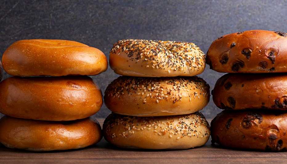 Tres filas de bagels diferentes