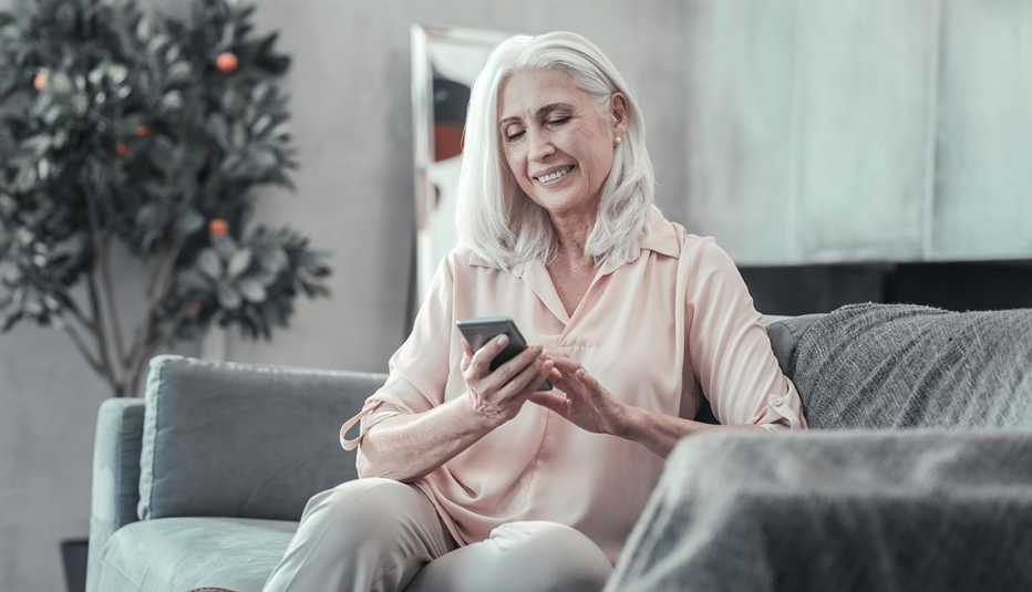 Mujer mayor mirando su telefono