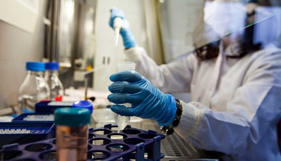 Una mujer con un tubo de ensayo en un laboratorio