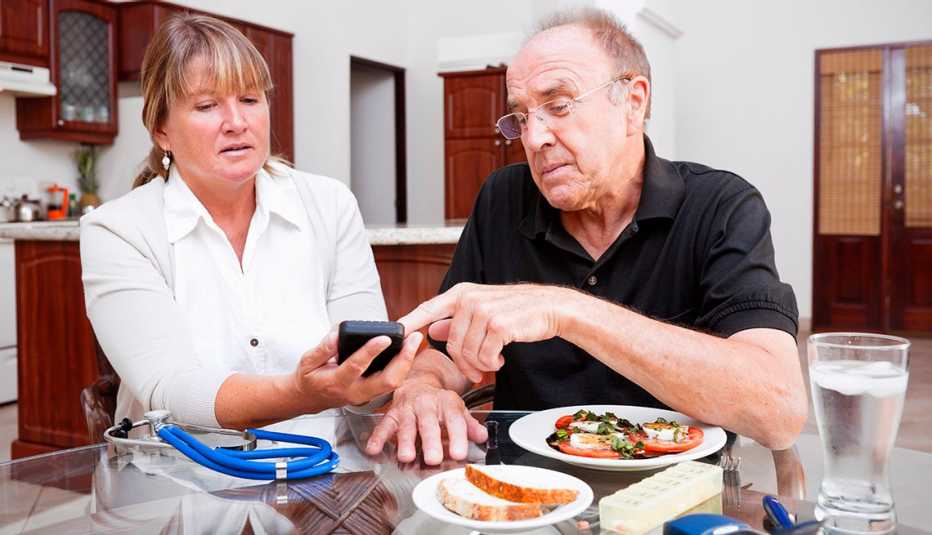 Una enfermera ayuda a un paciente a tomar mejores decisiones nutritivas