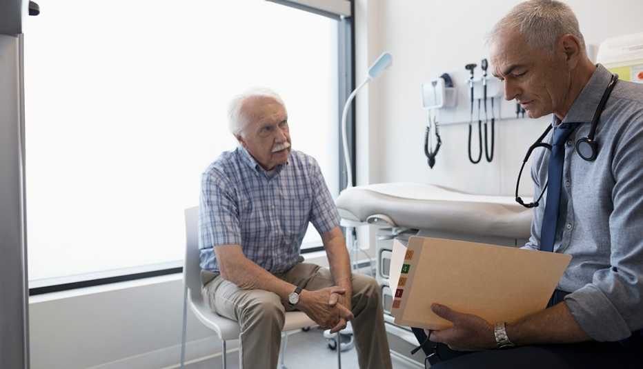 Doctor hablando con su paciente