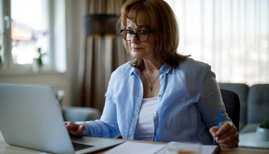Una mujer hace una búsqueda en su computadora