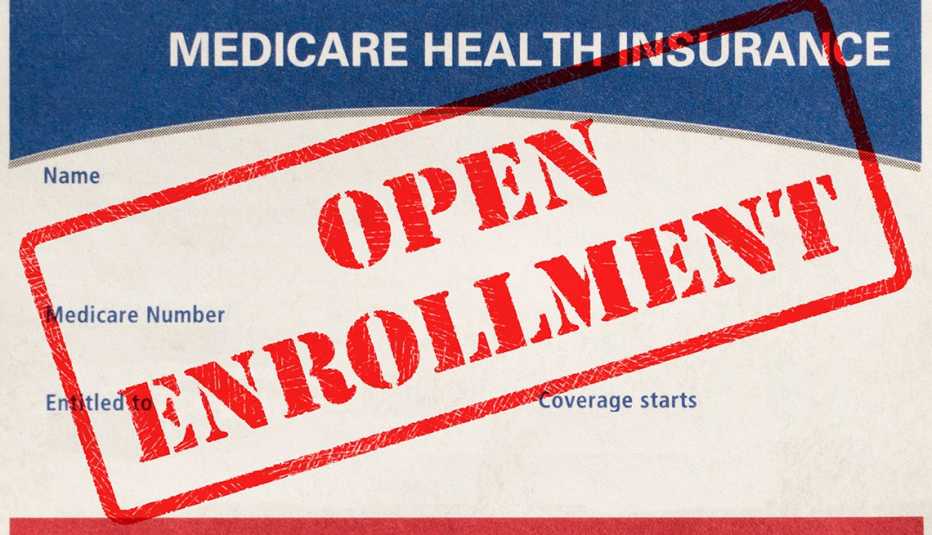 Tarjeta de Medicare y encima tiene una estampa en rojo que dice inscripción abierta en inglés