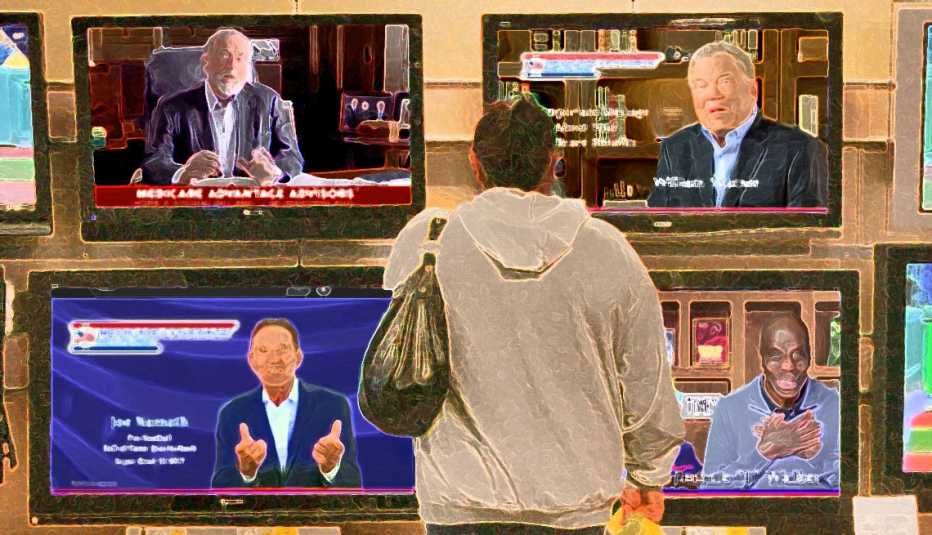 Un cliente mira cuatro televisores diferentes que muestran cuatro anuncios diferentes