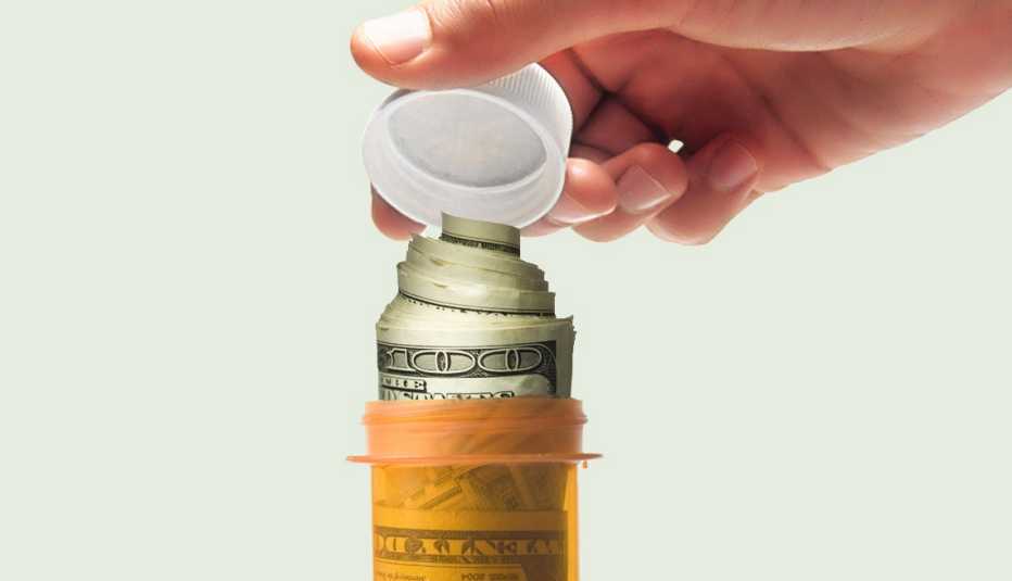 Una botella de medicamento llena de dólares.