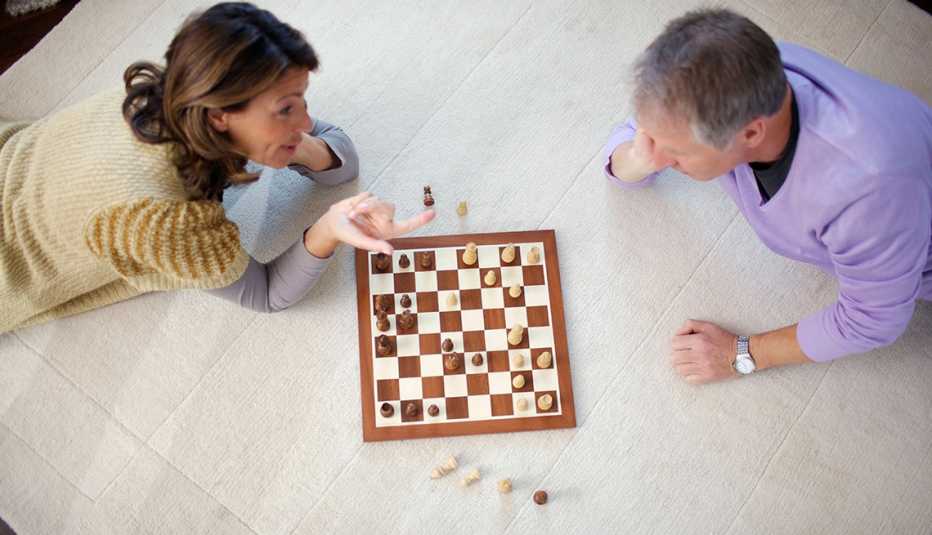 Pareja de adultos jugando ajedrez