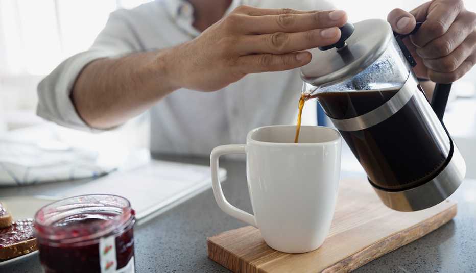 Sirviendo café
