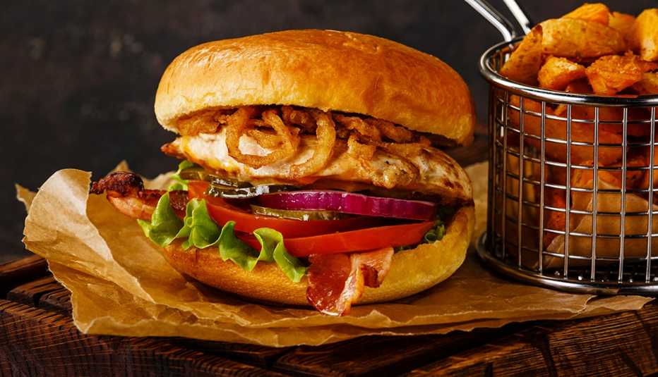 Hamburguesa y papas fritas