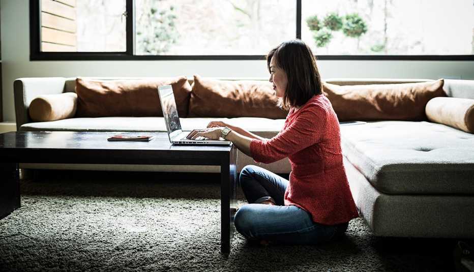 Mujer en su computador