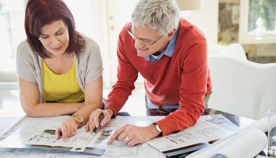 Hombre y mujer colaborando en un proyecto