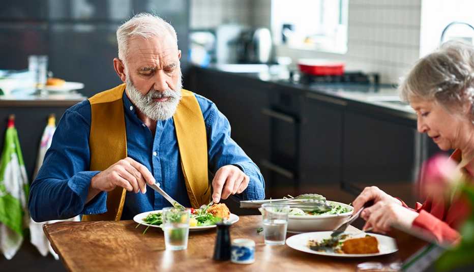 Pareja disfruta de la cena juntos