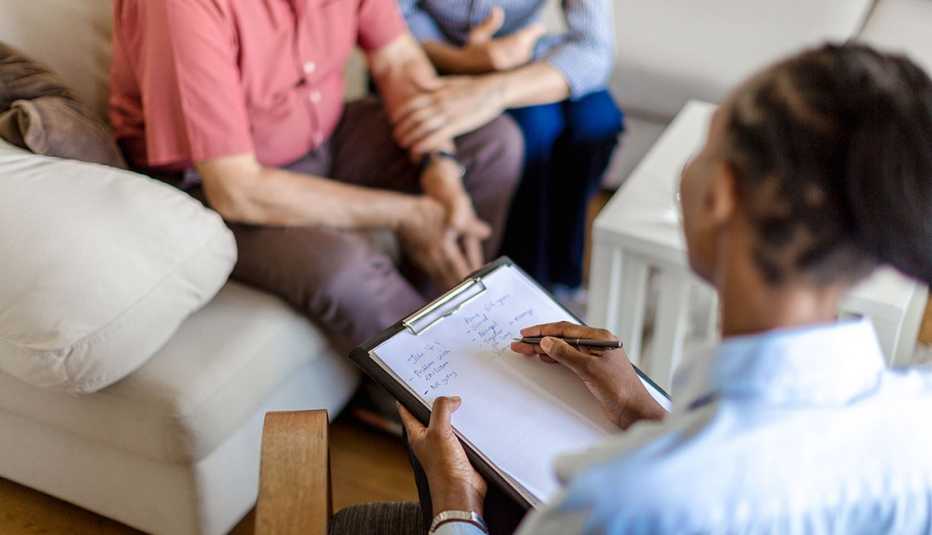 Proveedor de salud entrevista a un paciente y su pareja