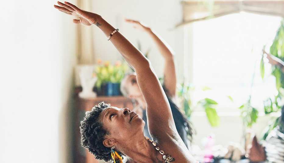 Mujeres practican yoga en un estudio