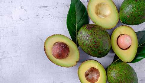 Aguacates enteros y otros cortados a la mitad