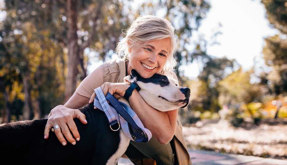 Una mujer abraza a su perro