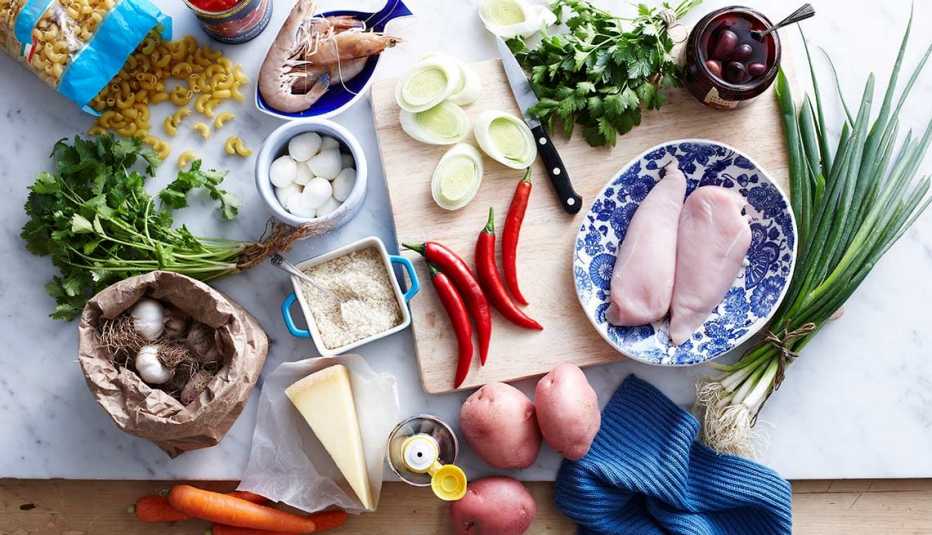 Distintos alimentos sobre una mesa