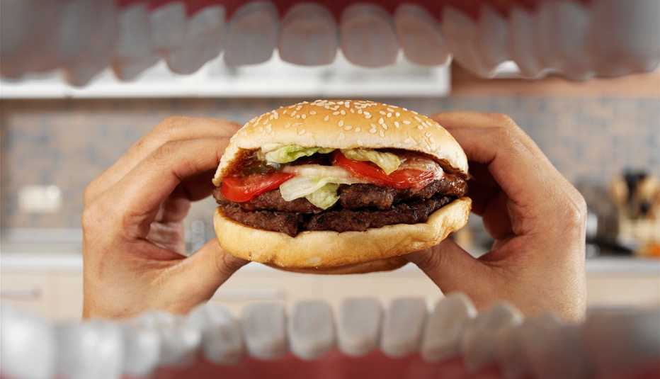 Hamburguesa a punto de ser devorada