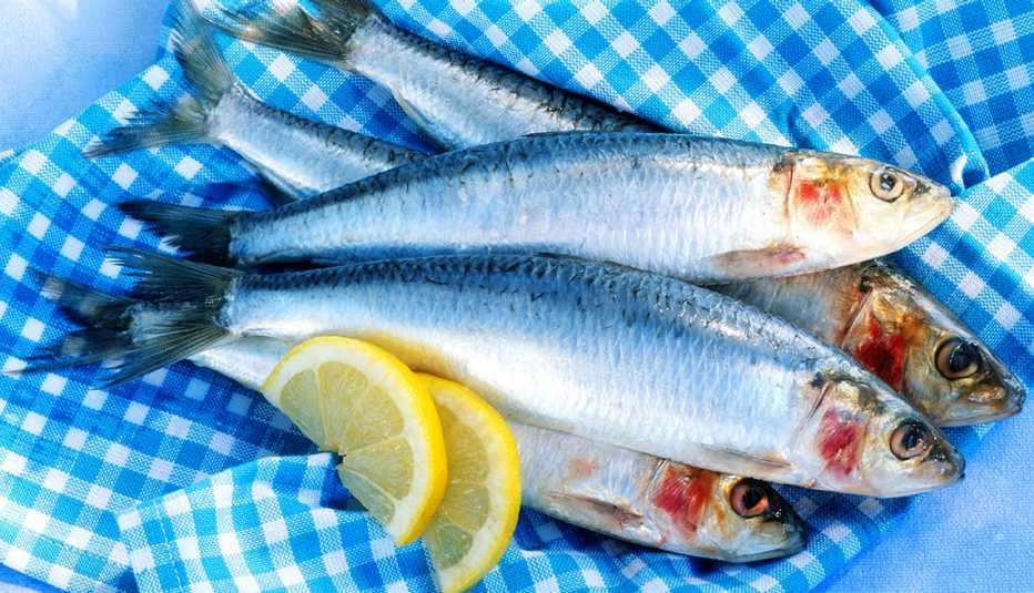 Pescado entero y tajadas de limón