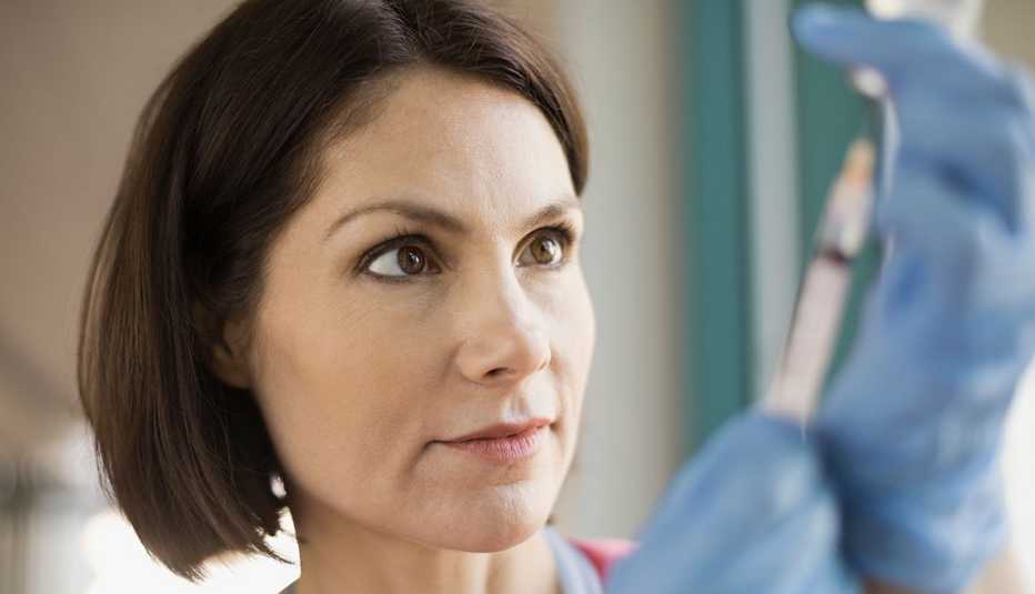 Enfermera con una jeringuilla - Usos médicos del Botox - Dr. Elmer Huerta