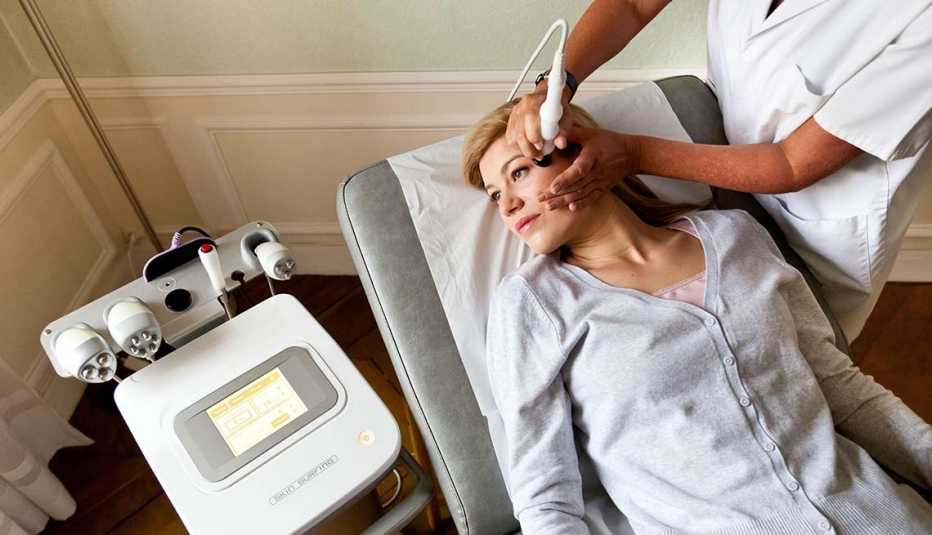 Mujer recibiendo un tratamiento de belleza
