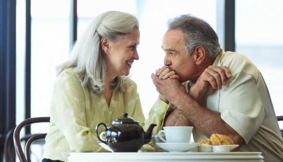 Pareja comiendo juntos - Intimidad luego de perder tu pareja