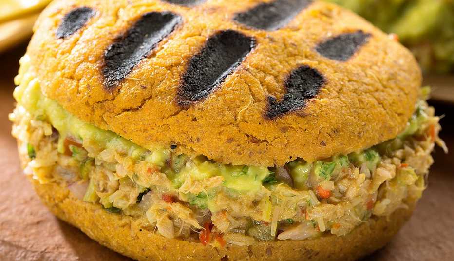 Arepas de batatas rellenas de atún y aguacate