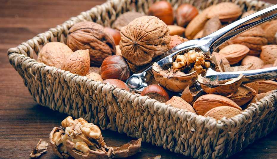 Diferentes nueces en una bandeja