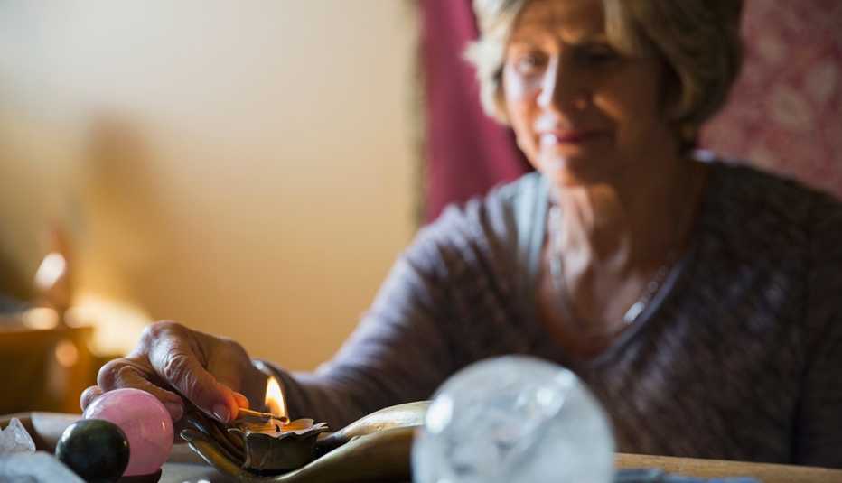 Mujer encendiendo una vela