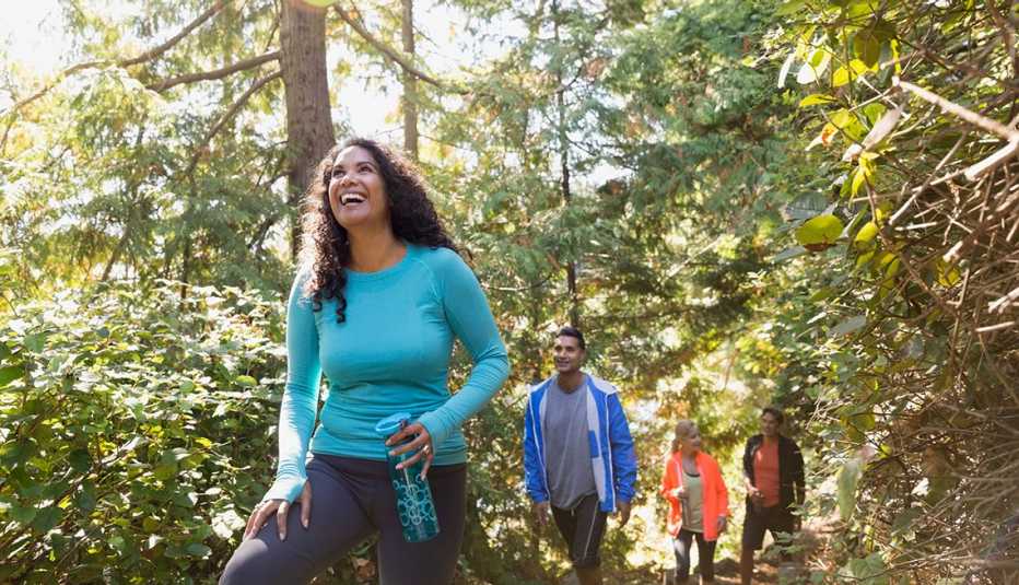 Personas caminando por un bosque