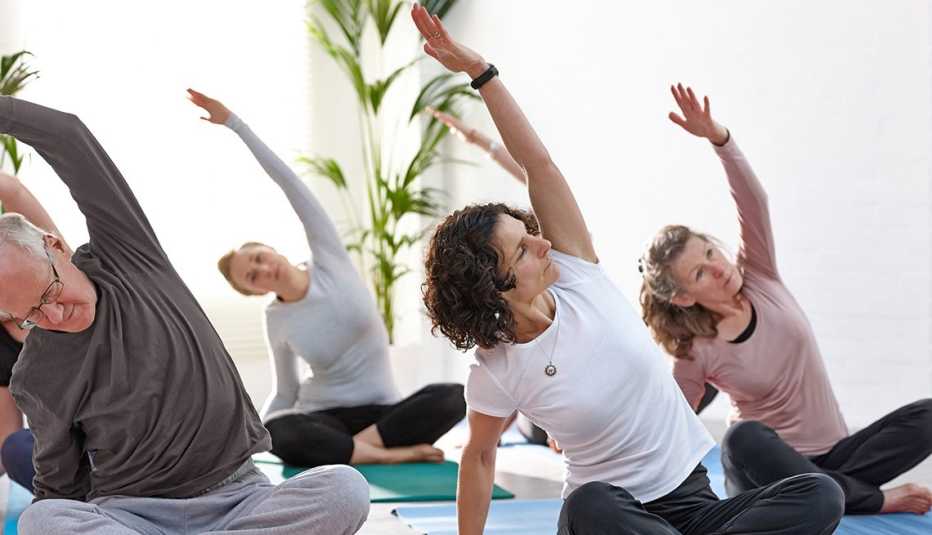 Mujeres practicando yoga