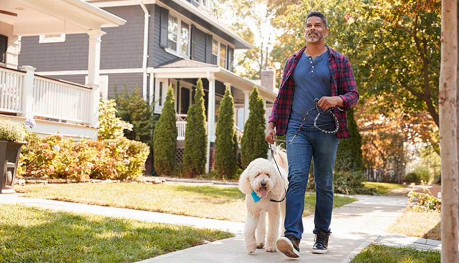 Hombre caminando su perro