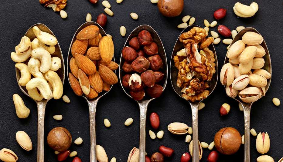 Cinco cucharas con diferentes nueces
