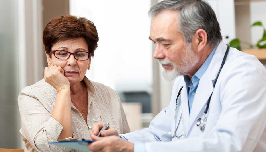 Mujer en una consulta médica con su doctor