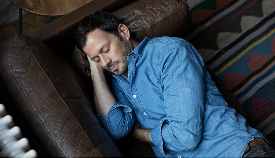 Hombre tomando una siesta