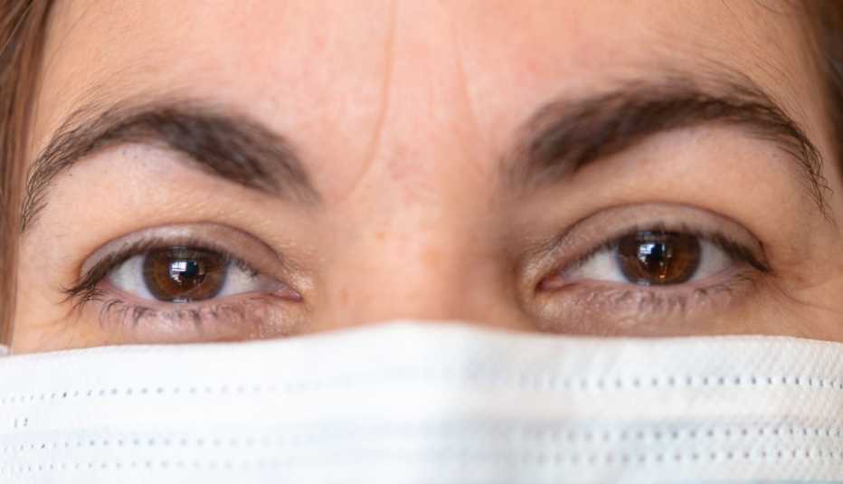 Perfil de los ojos de una mujer que lleva mascarilla puesta