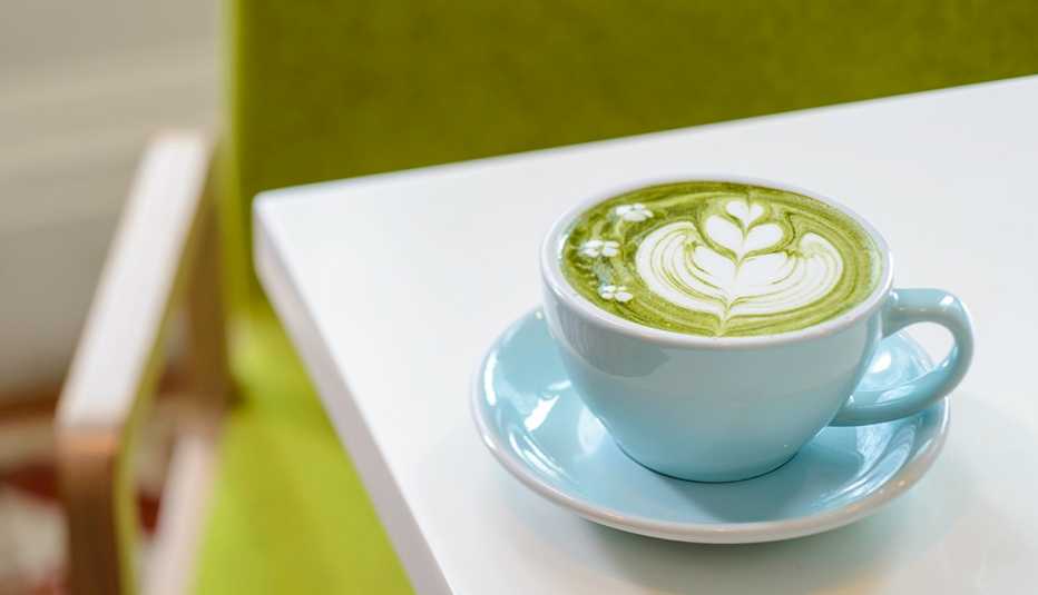 Té de color verde servido en una taza
